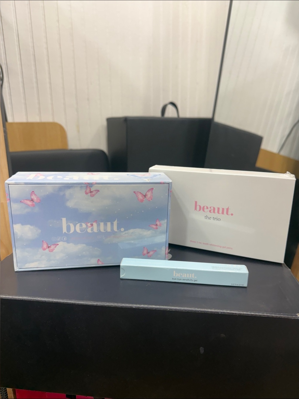 New in original packaging beaut. Flutter Smile Kit w/ 4 extra whitening gel pens